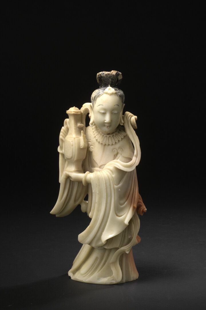 Null Statuette de femme en stéatite sculptée


Chine, début du XXe siècle


Repr&hellip;