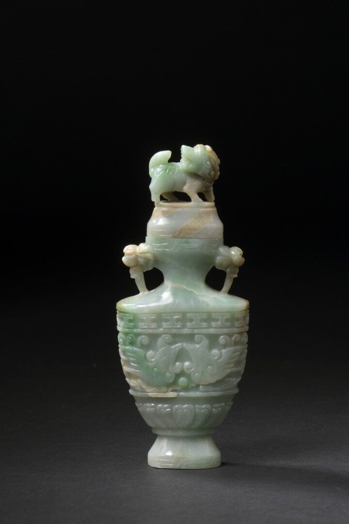 Null Petit vase couvert en jadéite


Chine, XXe siècle


Balustre, la panse à dé&hellip;