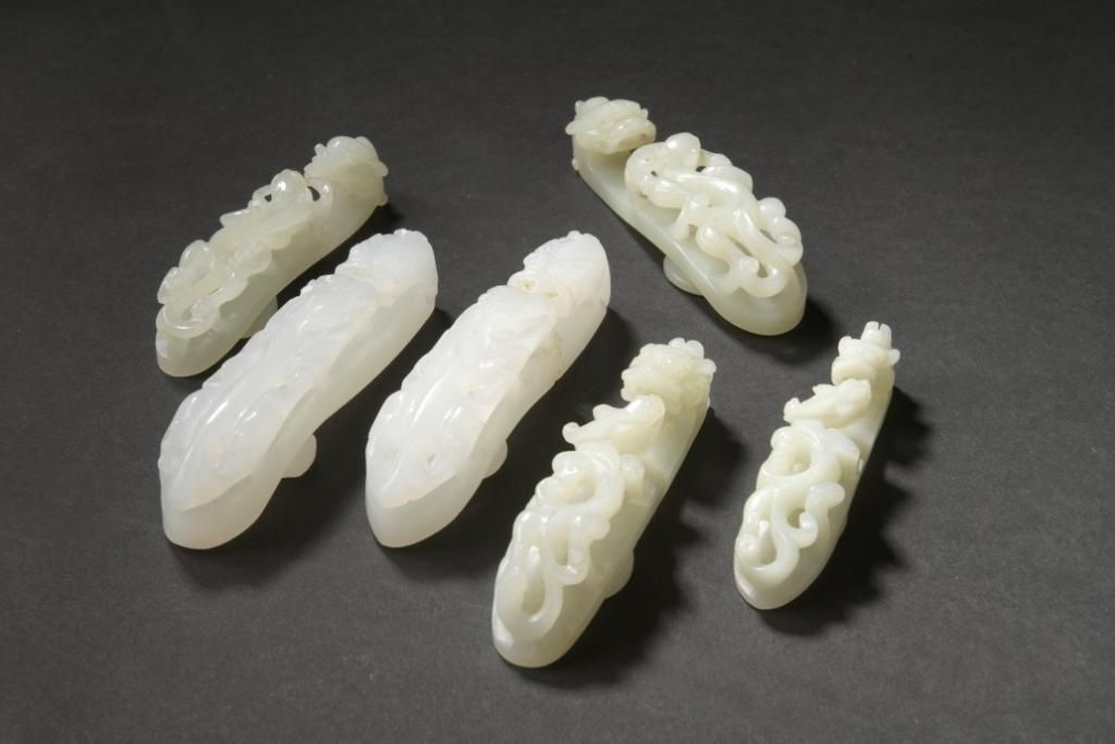 Null 
Quatre fibules en jade céladon pâle

Chine, XIXe siècle

Le dessus sculpté&hellip;