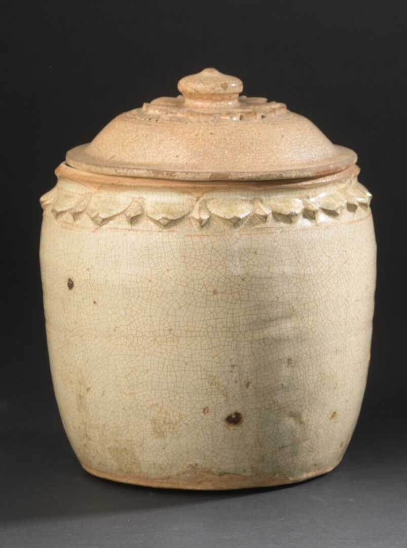Null Pot couvert en grès émaillé crème


Vietnam, Tanhoa, XIIe-XIIIe siècle


L'&hellip;
