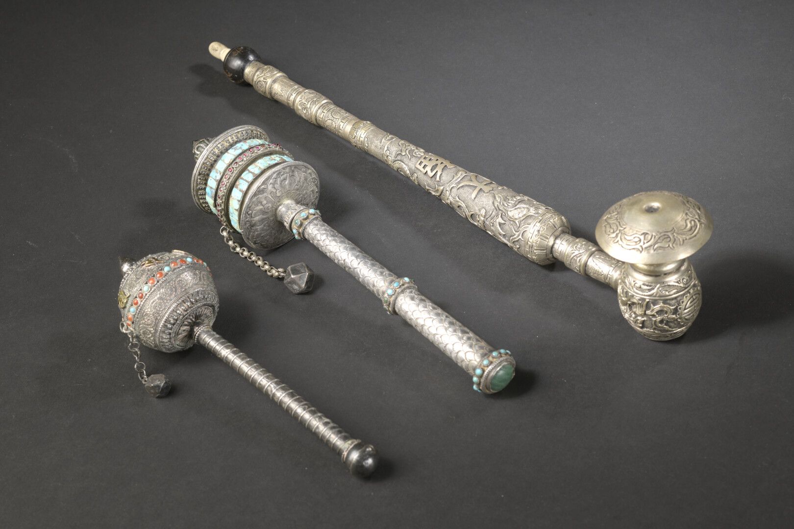 Null Pipe à opium en métal argenté 


Chine, début du XXe siècle


À décor de dr&hellip;