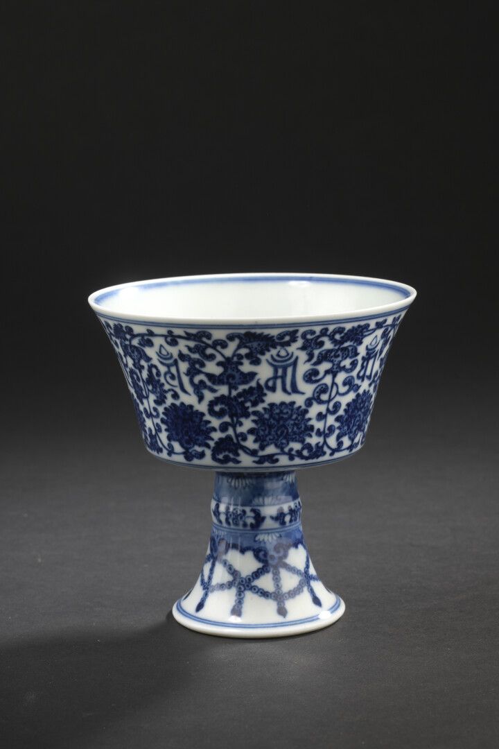 Null Coupe à pied en porcelaine bleu blanc 


Chine, XXe siècle


Reposant sur u&hellip;