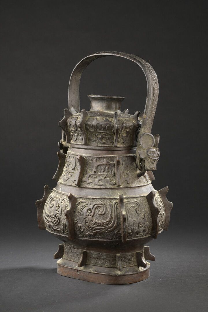 Null Vase couvert hu en bronze archaïsant


Chine, XIXe-XXe siècle


Reposant su&hellip;