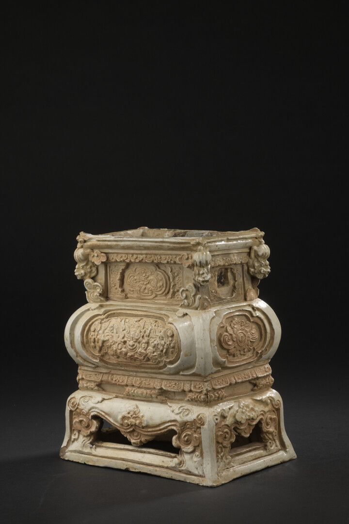 Null Brûle-parfums en grès émaillé beige


Vietnam, XVIIe siècle


Rectangulaire&hellip;