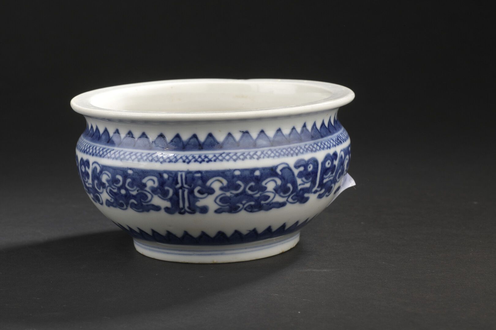 Null Brûle-parfum en porcelaine bleu blanc


Chine, fin du XIXe siècle


La pans&hellip;