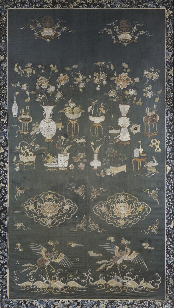 Null Panneau en soie bordée à fond noir


Chine, XIXe siècle


Rectangulaire, à &hellip;