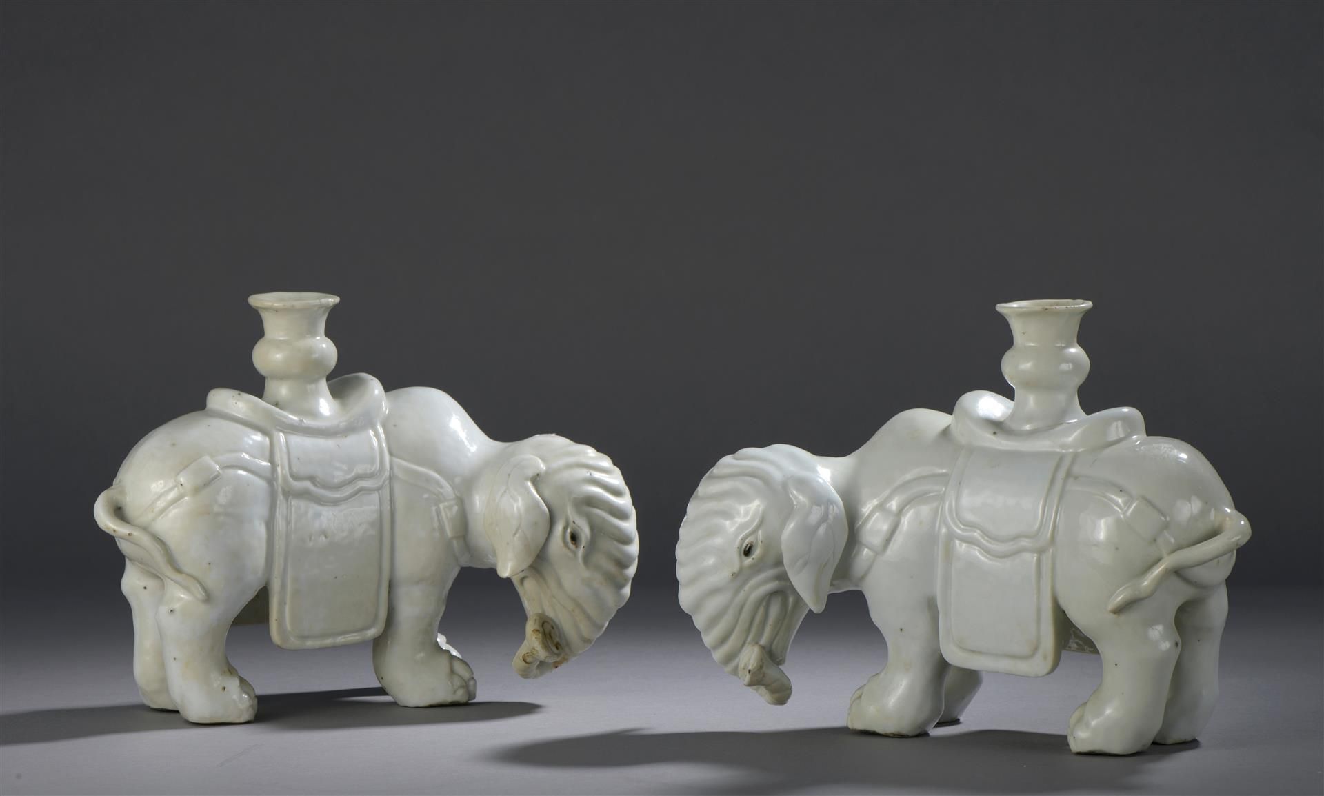 Null Paire d'éléphants en porcelaine monochrome blanche


Chine, époque Jiaqing &hellip;