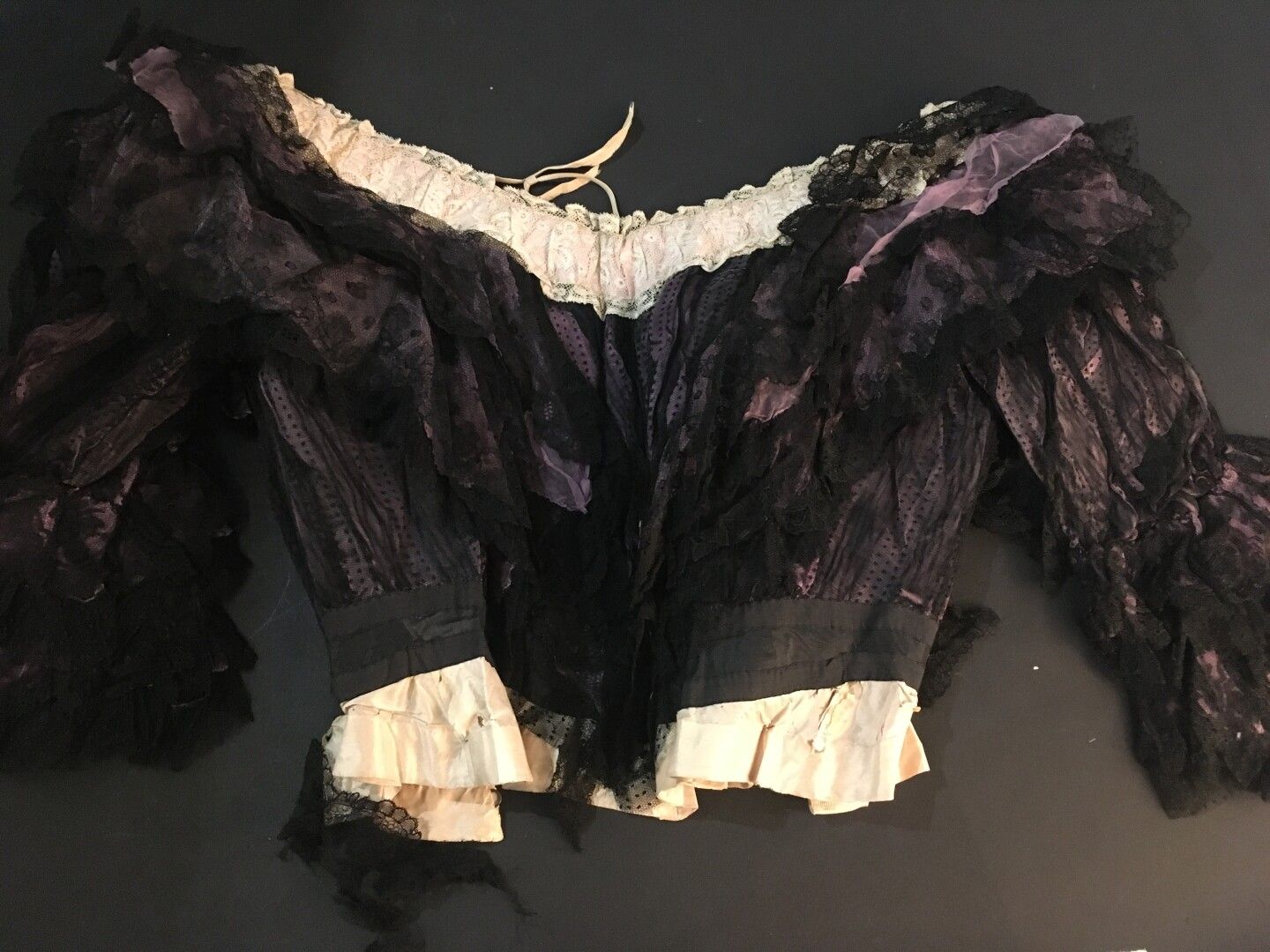 Null 日装，Au Printemps，F Aubry，勒阿弗尔，约1900-1905年，黑色丝绸塔夫绸连衣裙，紫色薄纱和黑色机械蕾丝的全纱。

全部用紫色薄&hellip;