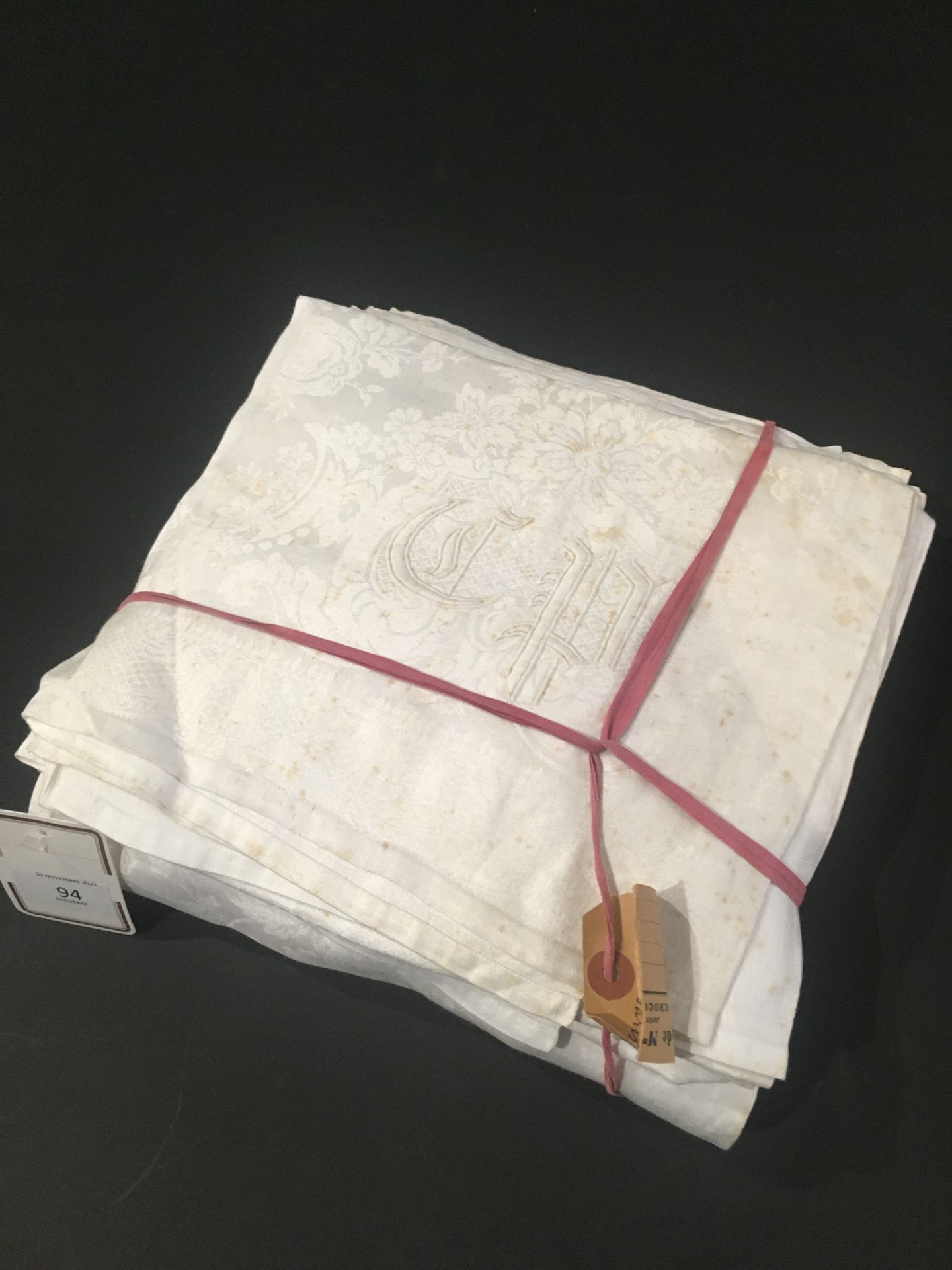Null 一套17张亚麻大马士革餐巾，约1840-1850年，装饰有罗盖尔的灵感。

框内有鸟巢，叶子扣，花环和水果的框架。

花和水果。边框模拟了垂下的蕾丝花&hellip;