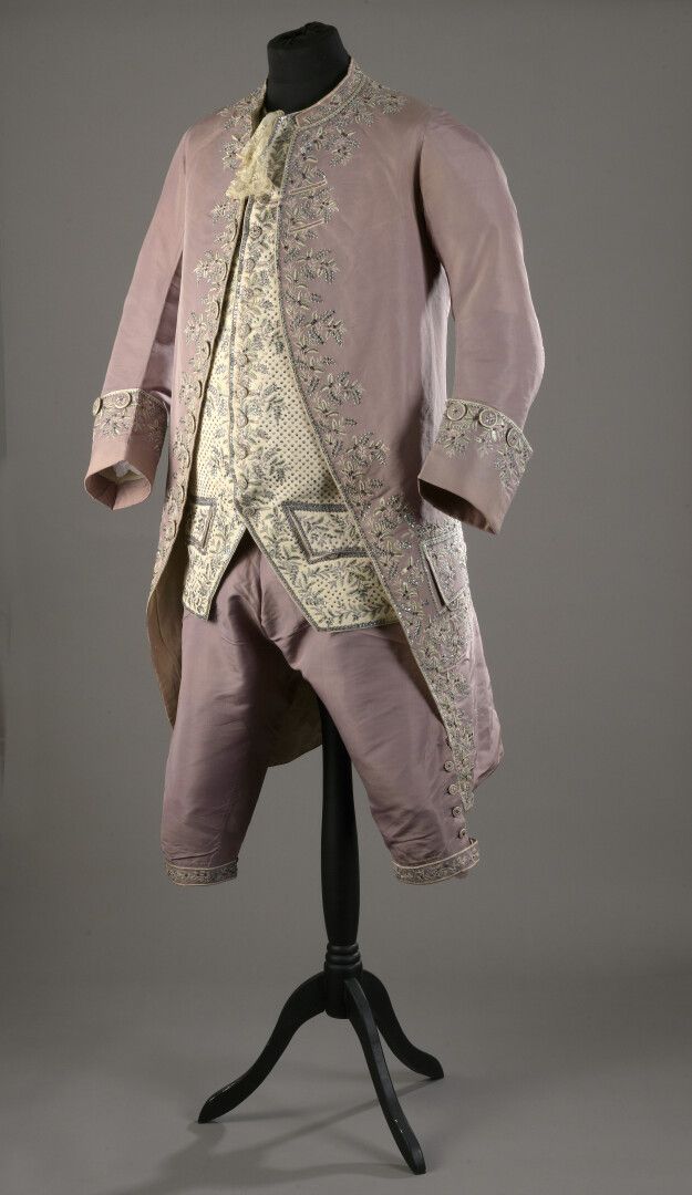 Null 法国刺绣套装，据说是路易十六国王的，套装、马甲和马裤，约1780年，套装

玄关和小直领，丁香花色，绣有叶子和草的流线型图案。

和绿色丝绸，主要是平&hellip;