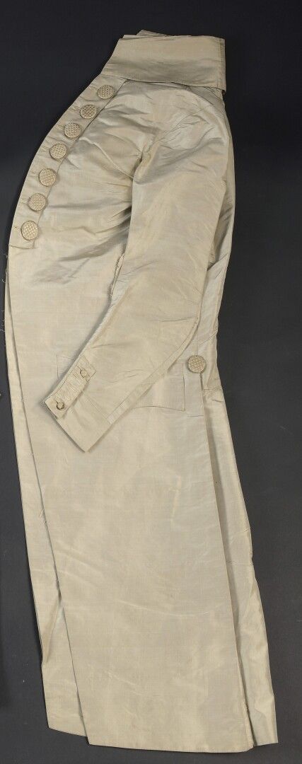 Null Frac，约1790年，一件带有巴斯克和高领的服装，采用胶泥色调的Gros de Tours，有两个大翻盖口袋。

翻盖口袋，前部镶有两行七颗大纽扣的&hellip;