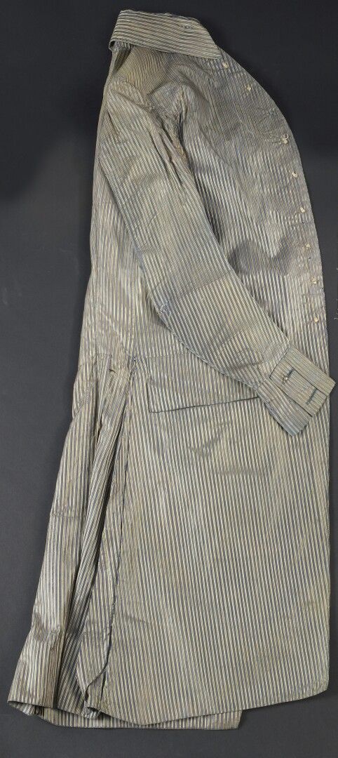 Null 约1790年的Pekin frac，高折的Pekin领，有灰色和黑绿色和沙色的阴影条纹；大翻盖口袋，无袖口的袖口有纽扣标签，（多次事故）。

翻盖口袋&hellip;