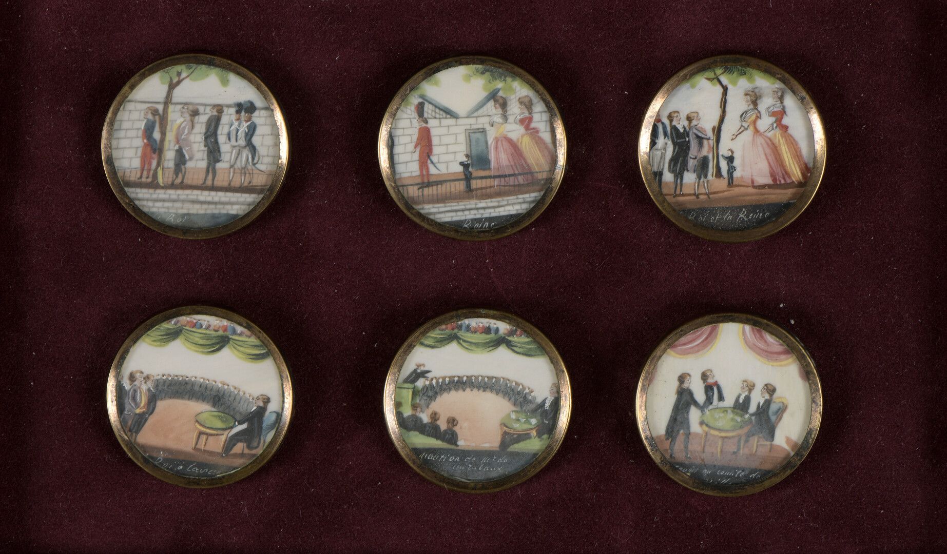 Null 罕见的以革命时期为主题的一套六枚纽扣的套装

1789年6月底和7月初，在铜边眼镜下的象牙上画的微型画。

和金属紧固件。下面是每一集的说明。

大多&hellip;