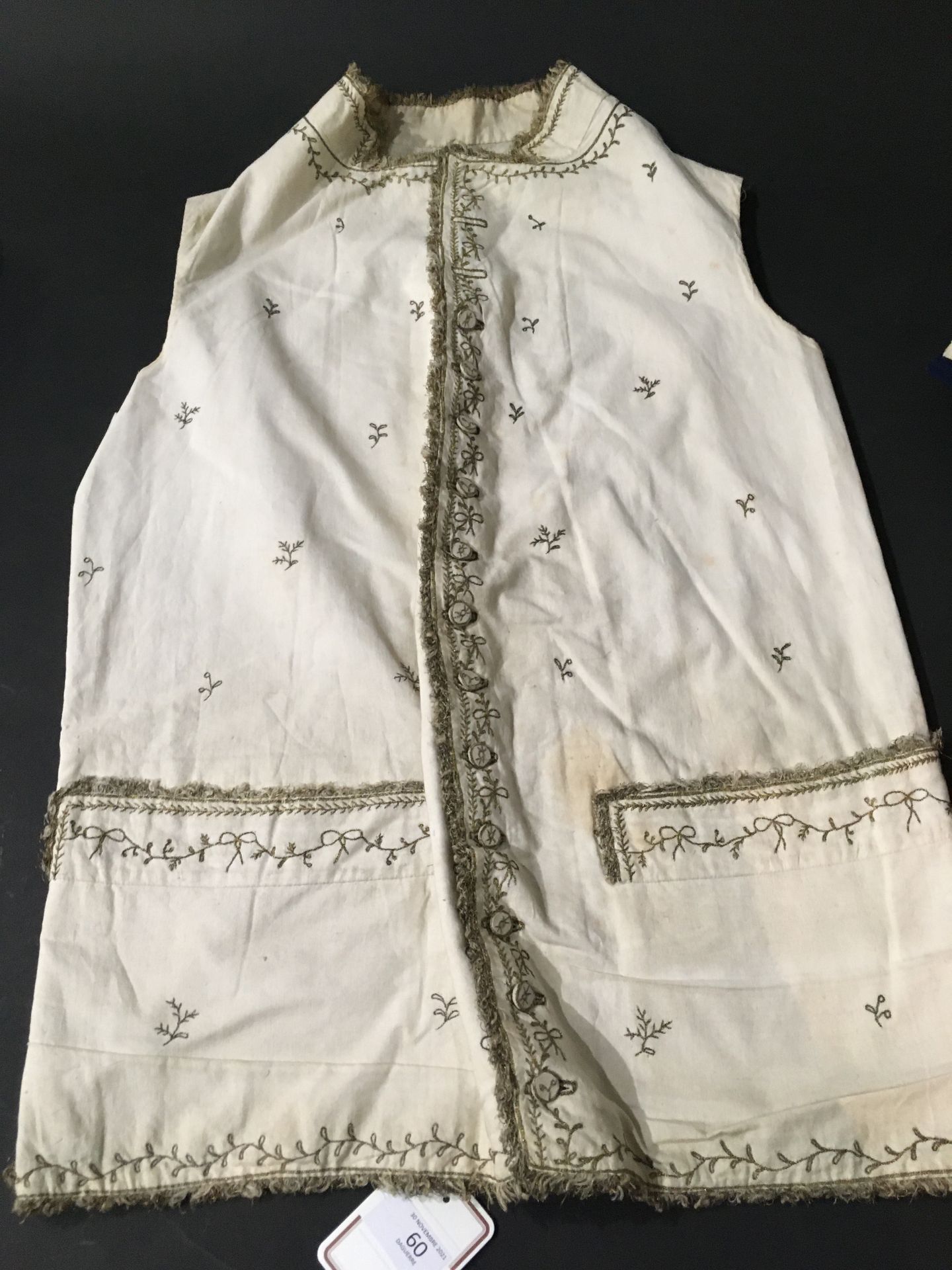 Null Chaleco bordado, época Luis XVI, chaleco recto de lino crema bordado en pun&hellip;