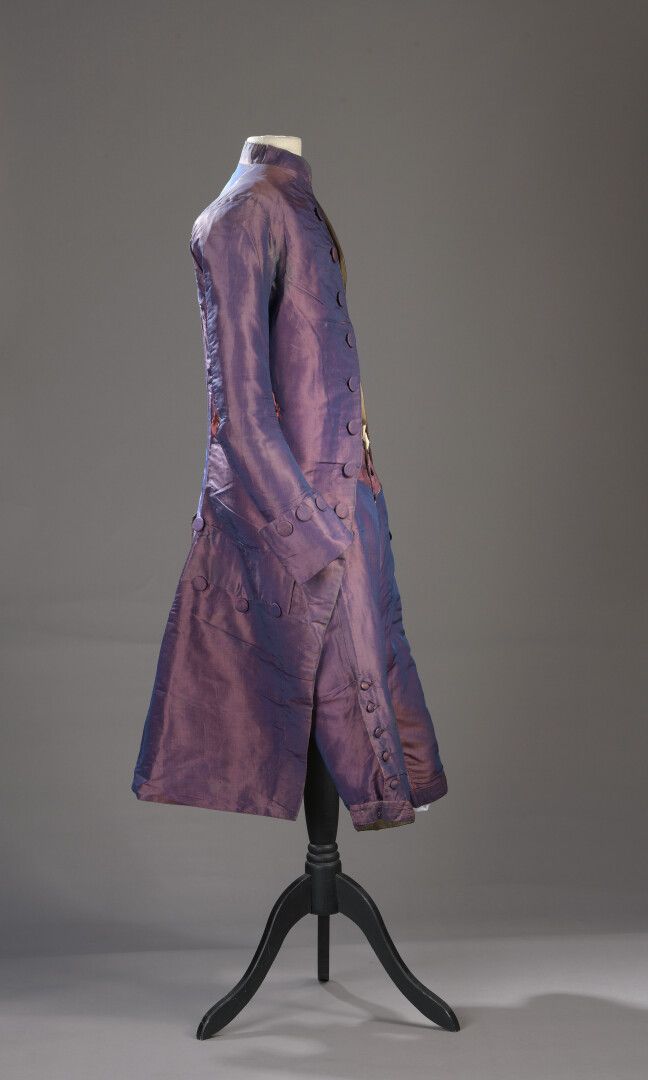 Null 可更换的塔夫绸套装和马裤，路易十六时期，约1785年，有一个小直领

紫色和覆盆子色的丝质塔夫绸小直领，领下有两个扣子封口。

在同样的亚麻布衬里中，&hellip;