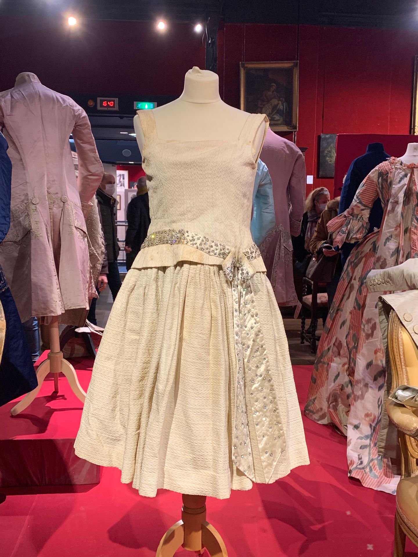 Null 雅克-海姆的鸡尾酒裙，（编号78254），约1950-1960年，奶油色褶皱塔夫绸的无肩带礼服

乳白色水泡塔夫绸，上身是乳白色缎子的腰带，上面绣有
&hellip;