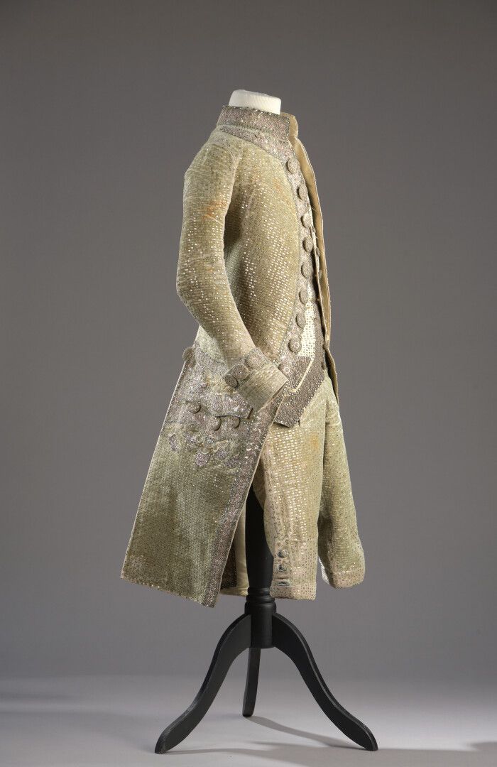Null 法国刺绣童装，据说是第一任王储路易-约瑟夫-泽维尔的。

(1781年10月22日-1789年6月4日)，杏仁绿和粉色丝绒的西装和马裤，上面有成千上万&hellip;