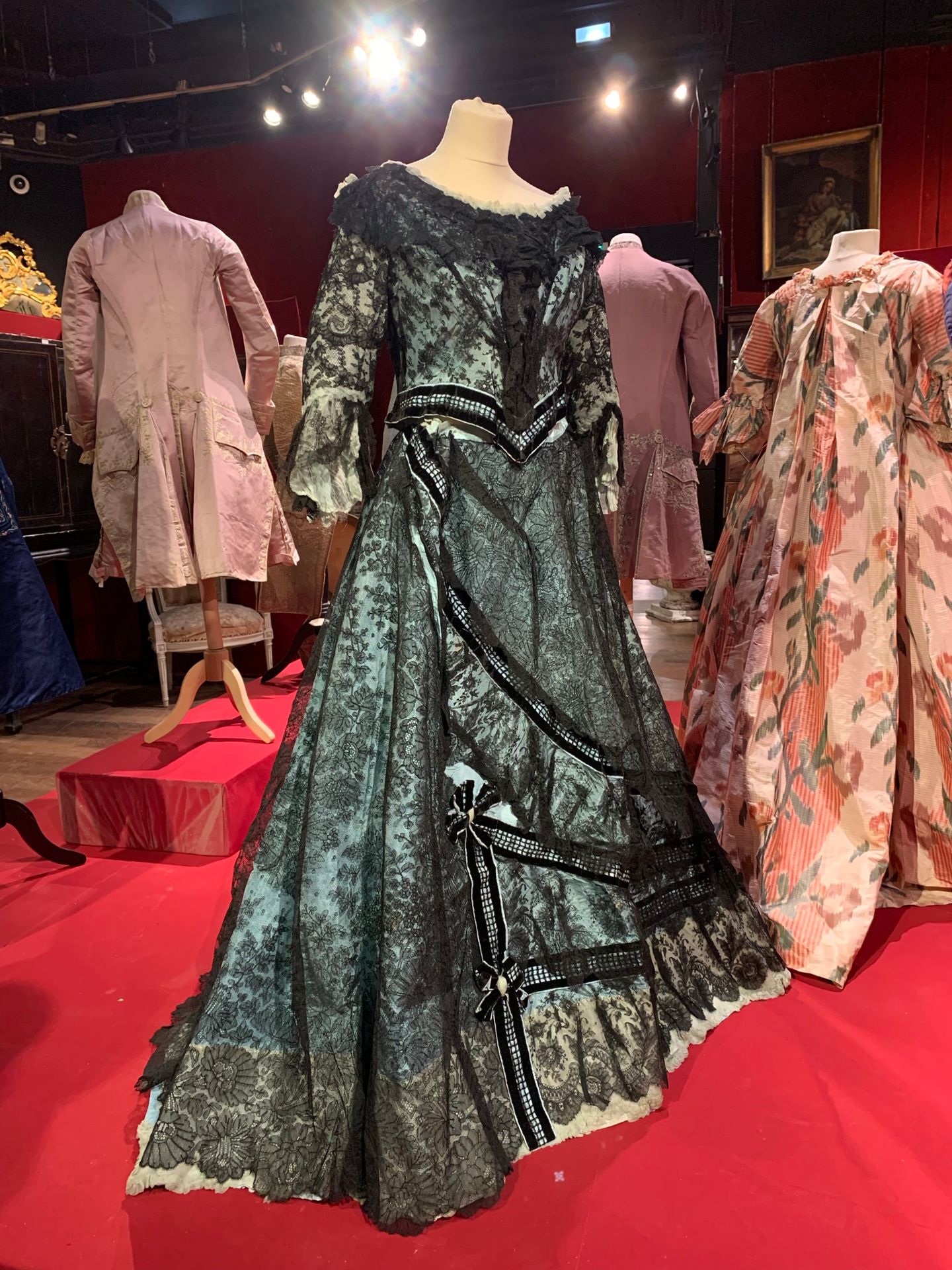 Null 晚礼服，约1885年，天蓝色的Gros de Tours礼服，有黑色机械花边的面纱

花坛上装饰有扇形花环；尖尖的上衣

半长的袖子上镶有荷叶边，白色&hellip;