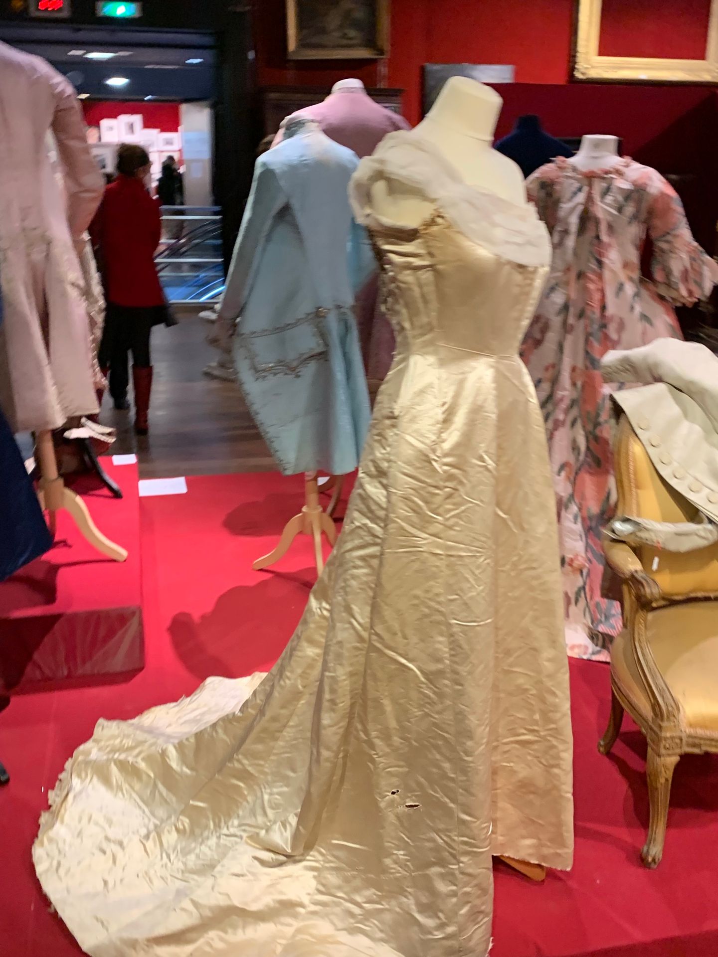 Null 沃斯晚礼服（编号77807），约1900年，非常浅的粉红色或粉色的丝缎礼服，无肩带的胸罩，在后面订书，饰有添加气泡的薄纱，圆裙裾的裙摆有蕾丝飘带，还有&hellip;