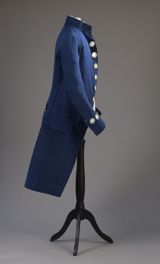 Null 大约在1785-1788年，一件有雷布斯纽扣的年轻人的西装，这件西装有巴斯克和一个小直领

用两个扣子扣住，用皇家蓝色的针状丝绒，只用十七个大纽扣装饰&hellip;
