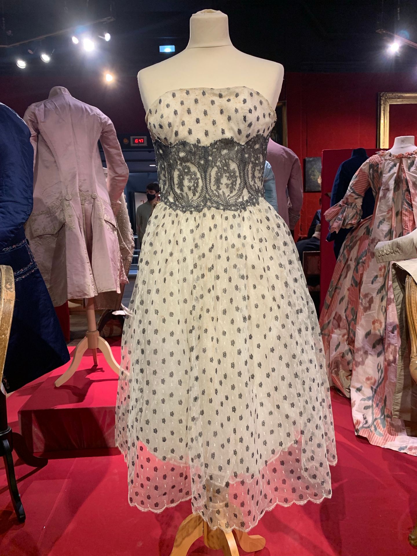 Null 雅克-海姆的鸡尾酒裙（编号85722），大约在1950-1960年，奶油色无肩带裙。

全身披着薄纱和奶油色机械蕾丝的黑色花朵。

腰部有黑色蕾丝花纹&hellip;