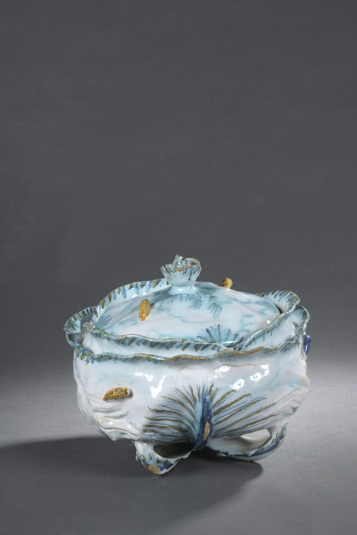 Null 布鲁塞尔，18世纪

有盖陶罐，呈卷心菜形状，有多色装饰。

Mombaerts公司制造。

恢复到盖子上。

H.22,5 cm