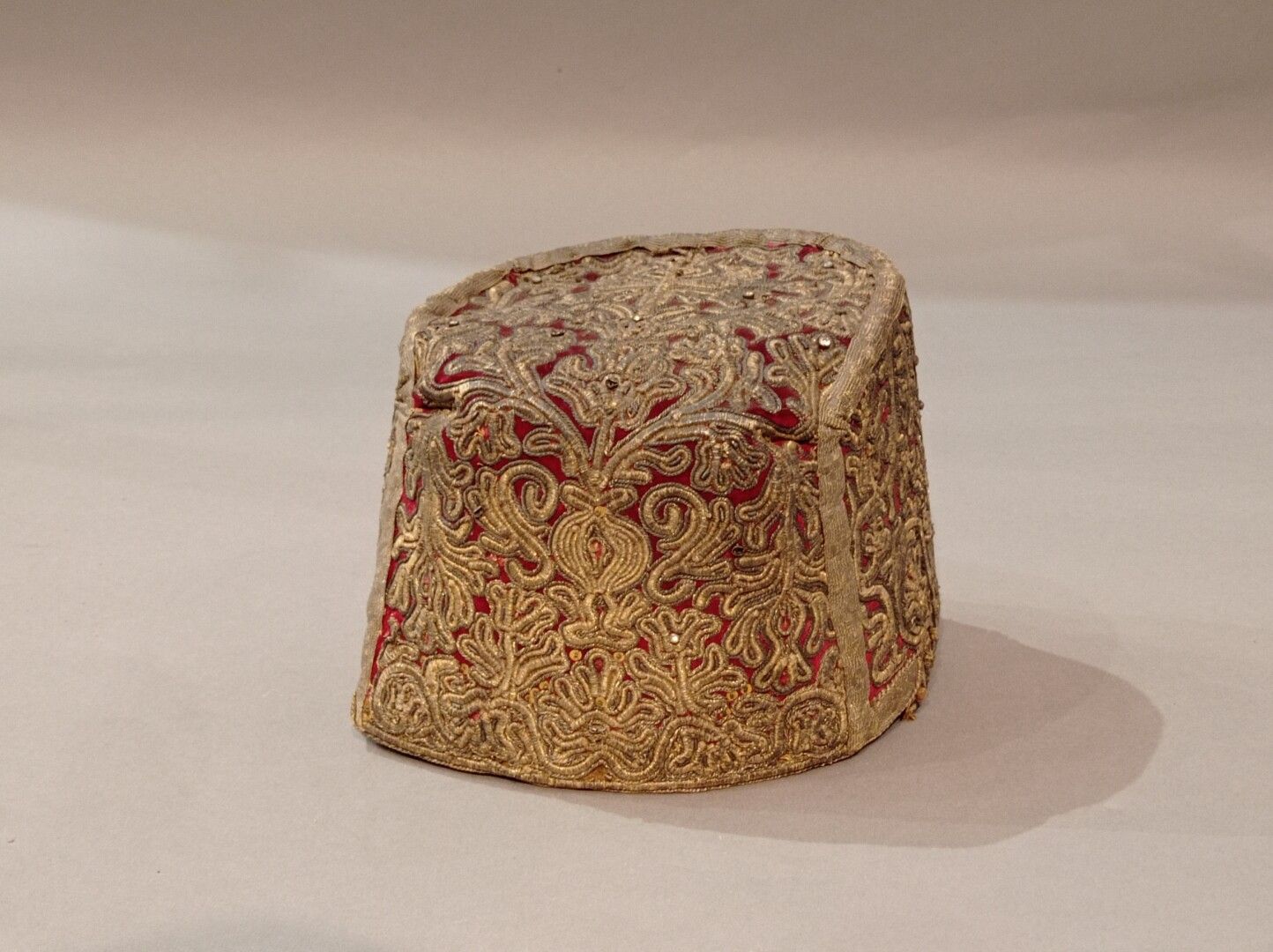 Null Kokochnik, Russia, 19th century, cylindrical headdress in crimson silk velv&hellip;