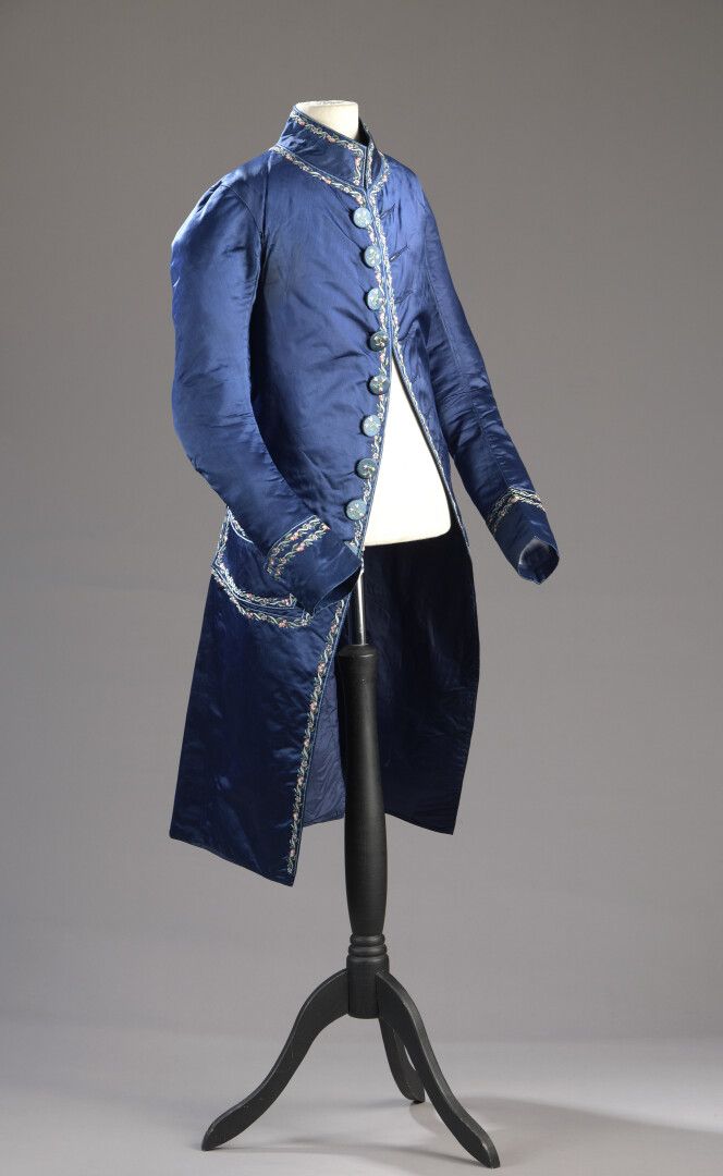 Null 优雅的刺绣套装，可能是中国销往欧洲的，路易十六时期，带巴斯克的。

和皇家蓝缎子直领，绣有多色丝和花环的花饰

沿着扣眼和衬托口袋、袖口和底裤。完善了&hellip;