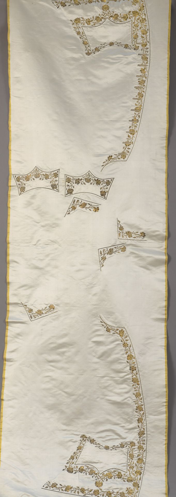 Null 绣花的宫廷礼服外套，可能是中国为欧洲准备的，大约在1750-1760年，白色丝缎上用金线绣有边框和玫瑰和牡丹的花环，并以亮片和cannetille衬托&hellip;