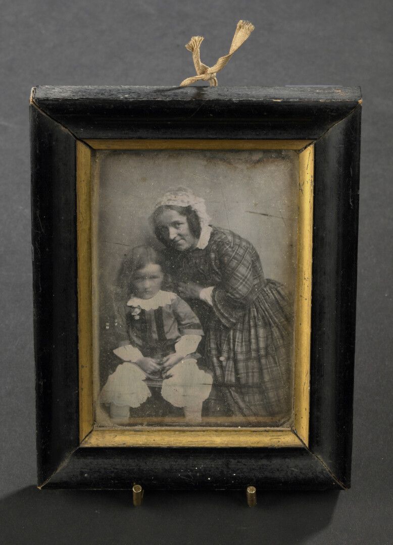 Null Une mère et son enfant, pose inhabituelle

Daguerréotype quart de plaque. L&hellip;