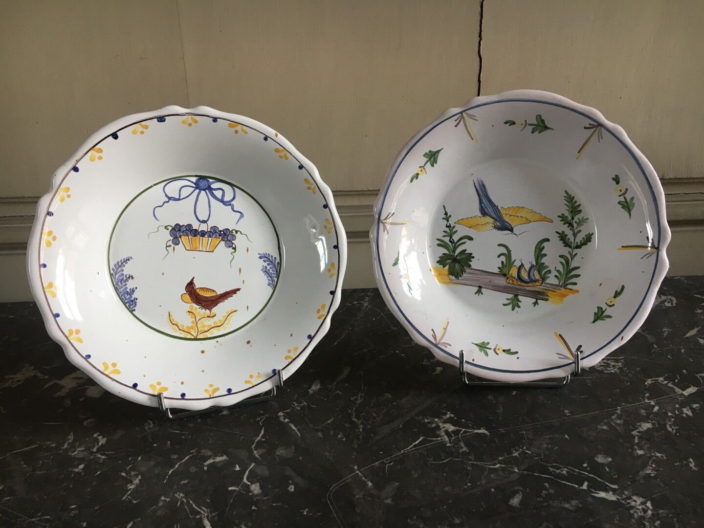 Null NEVERS, XIXe siècle

Deux assiettes en faïence à décor d'oiseaux.