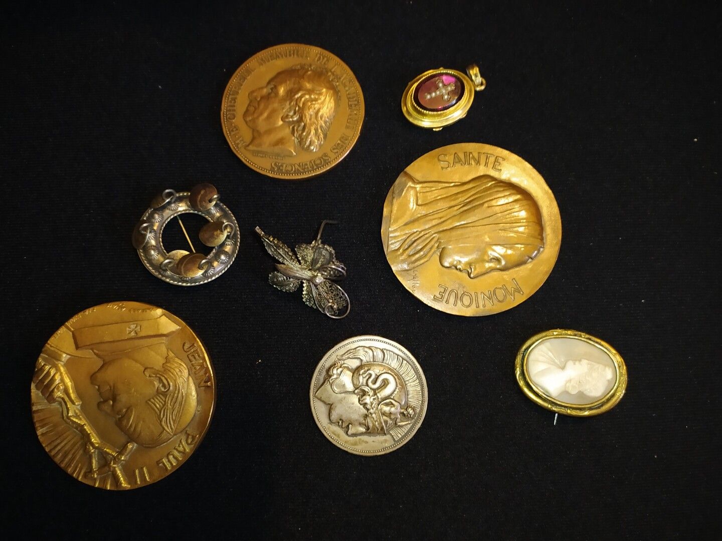 Null Lot comprenant des pièces de monnaies, broches, pendentifs en argent et bro&hellip;