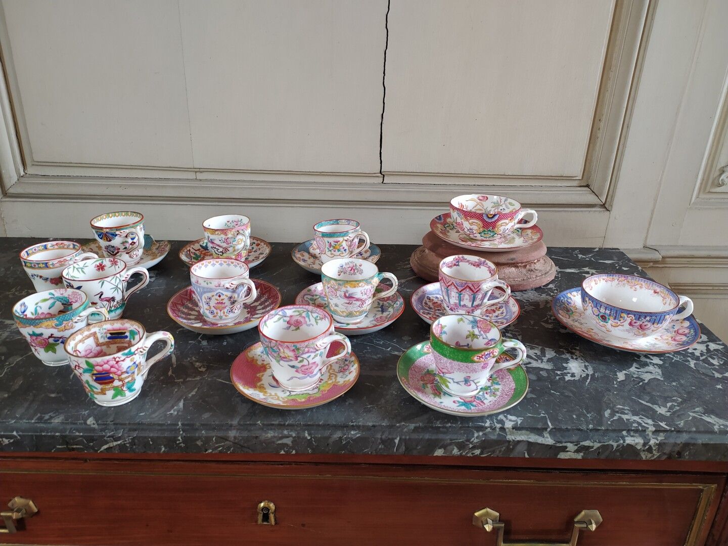 Null MINTON, XIXème siècle

Suite de douze tasses à thé dont sept avec leur souc&hellip;