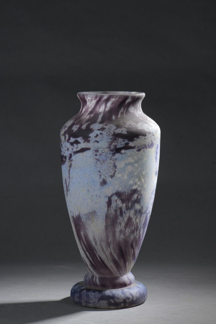 Null DAUM, vers 1930

Vase balustre en verre marmoréen violine et bleu ciel.

Si&hellip;