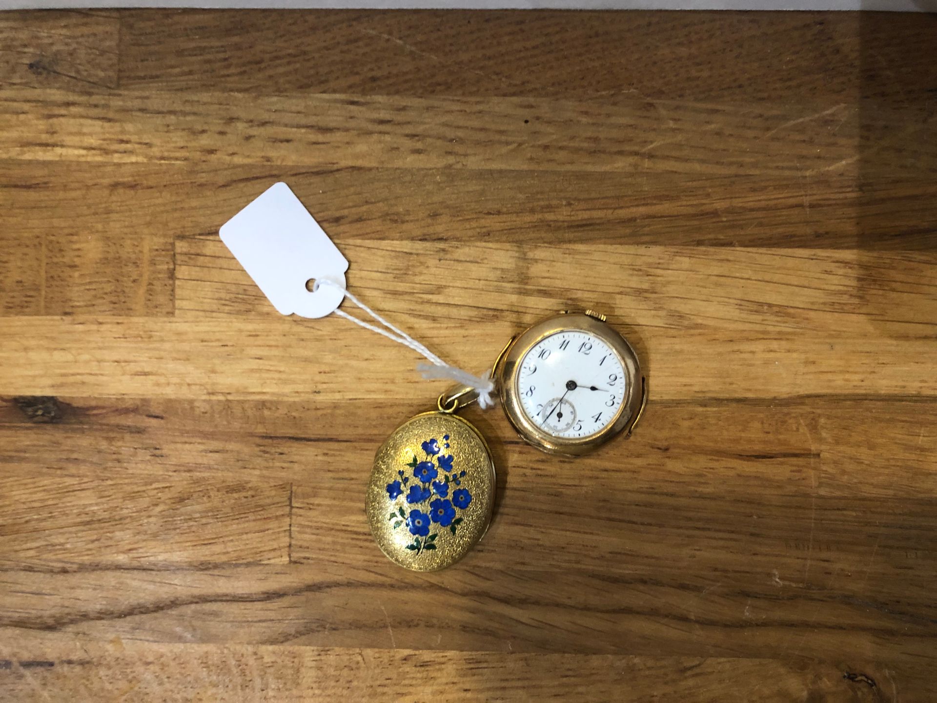 Null Lot en or comprenant une montre signée Marius Favre Genève 

Et un pendenti&hellip;