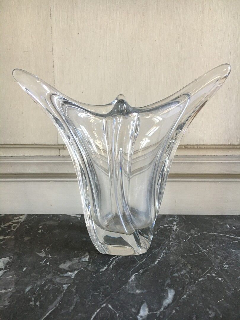 Null DAUM, XXème siècle

Vase en cristal de forme pincée.

H. 20 cm