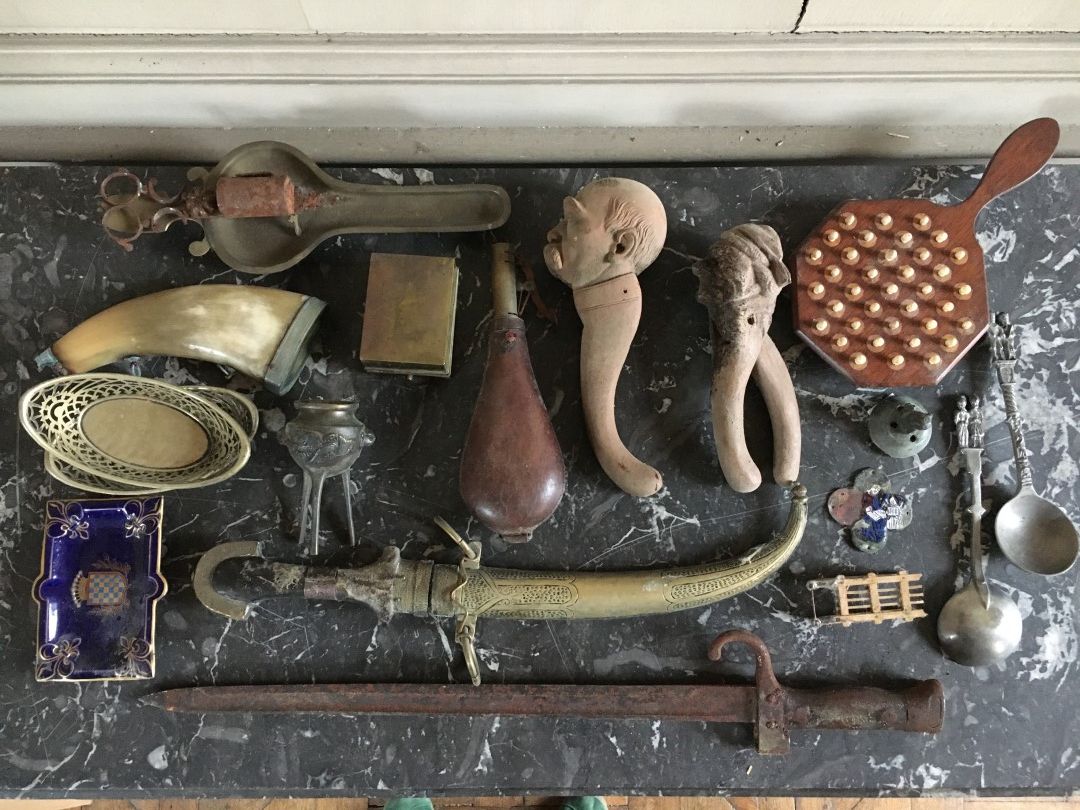 Null Lots d'objets divers comprenant une baïonnette, un casse-noix à l'effigie d&hellip;