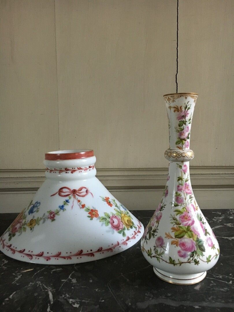 Null SEVRES, XIXe siècle

Vase soliflore surdécoré.

H. 23 cm

On y joint un aba&hellip;