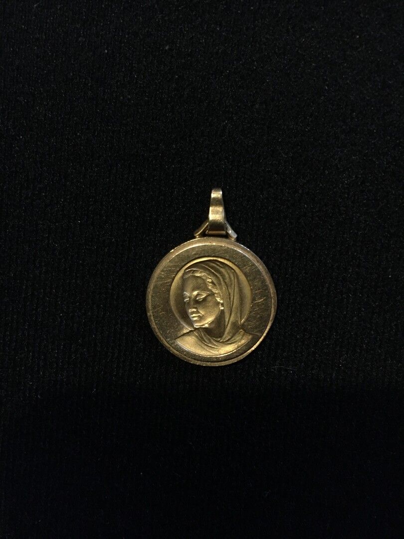 Null Médaille de la Vierge en or jaune (rayures)

P. 5 g