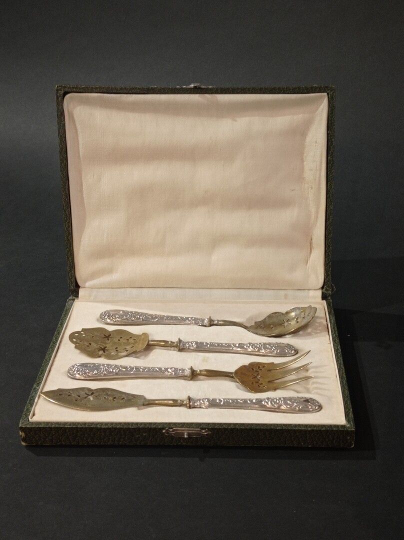 Null French silver plated dessert set, circa 1900

The handles with floral decor&hellip;