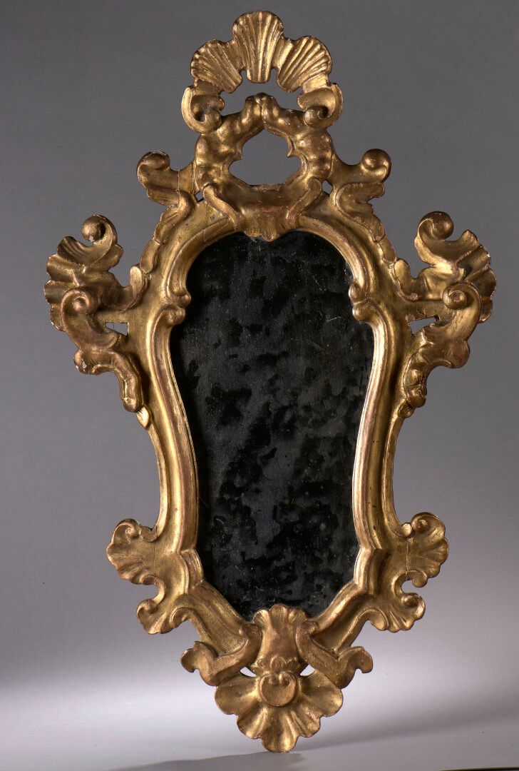 Null 模制、雕刻和镀金的木镜，意大利18世纪风格的作品，融入了古董元素。

形状为小提琴，装饰有卷轴和叶子。

H.86厘米