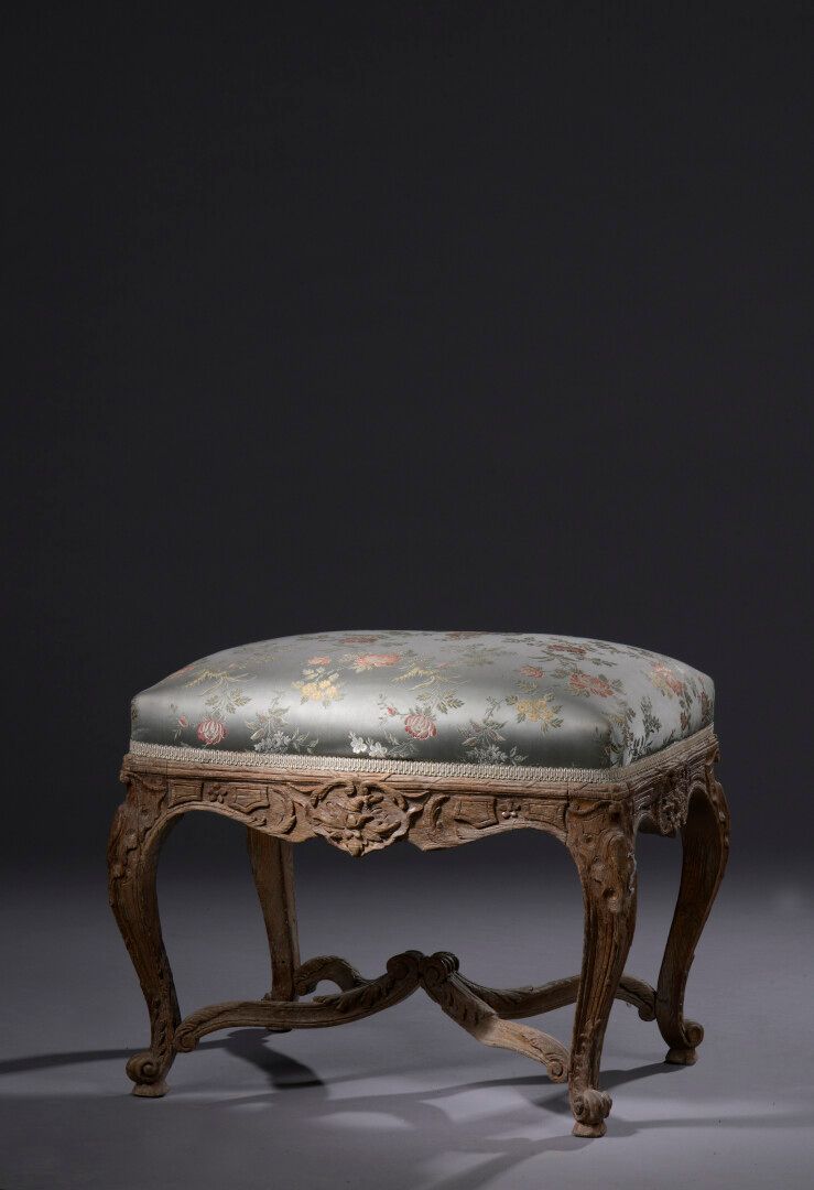 Null 路易十五风格的模制和雕花木凳

饰有石榴，叶子，由支杆连接的凸腿。

H.40 L.49 D. 39 cm
