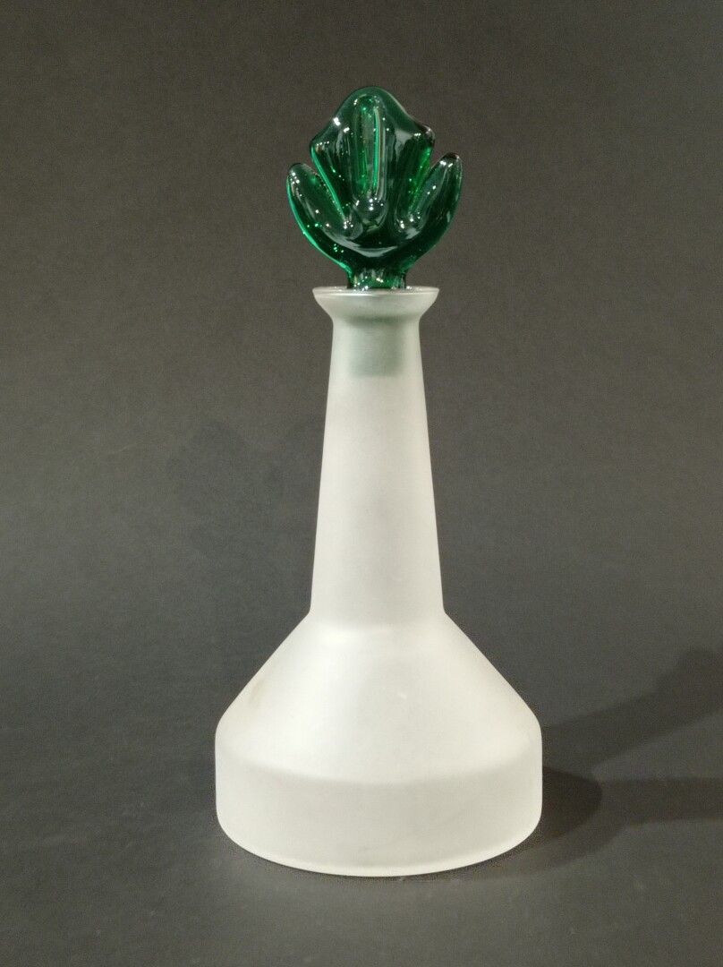 Null 意大利作品，20世纪

乳白色的玻璃酒壶。

仙人掌花形状的塞子。

H.35厘米