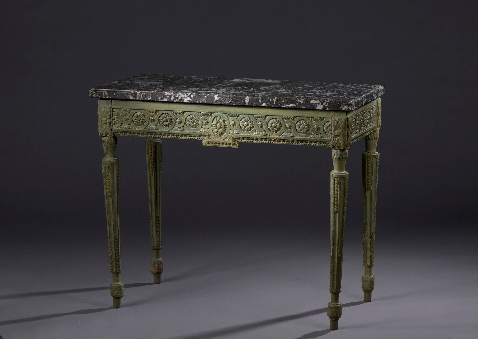 Null Una console in legno intagliato e laccato verde del periodo Luigi XVI

Deco&hellip;