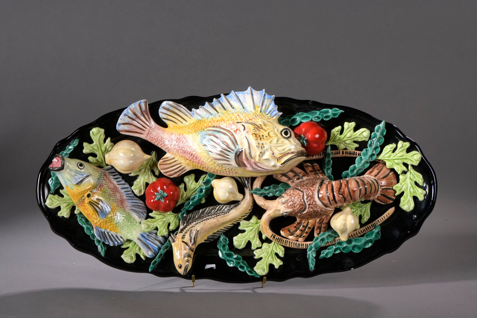 Null 法国的戴安娜殿下，符腾堡公爵夫人 (生于1940年)

多色陶瓷盘，装饰有鱼和龙虾。

小事故和缺失的部分。

L. 64 cm