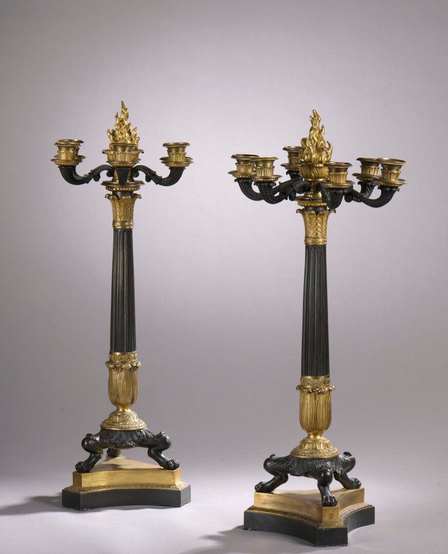 Null 一对路易-菲利普时期的带花纹和镀金的青铜烛台

有六盏灯放在一个有凹槽的轴上，最后在一个基座上有爪子的底座上。失踪

一个水口。

H.64厘米