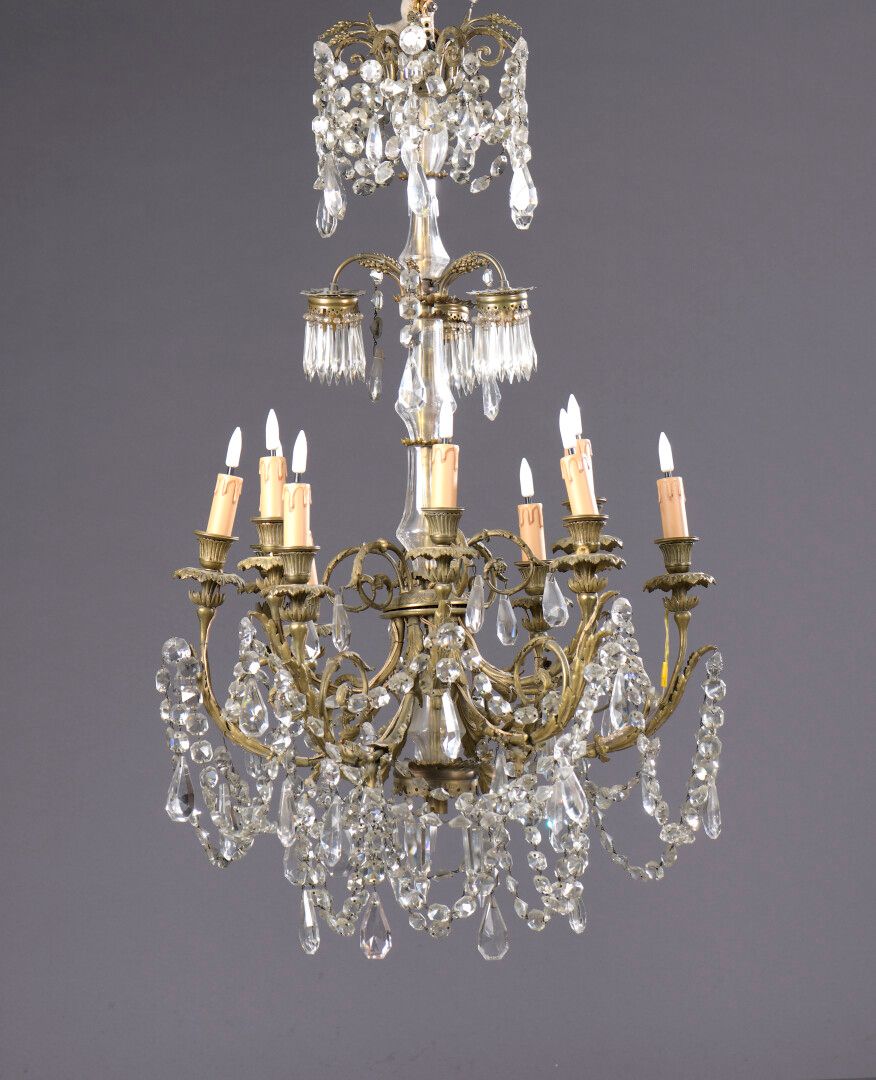 Null 一盏路易十六风格的十二灯水晶、镂空和鎏金铜吊灯

饰有瀑布、吊坠和链条。

失踪。

H.97厘米