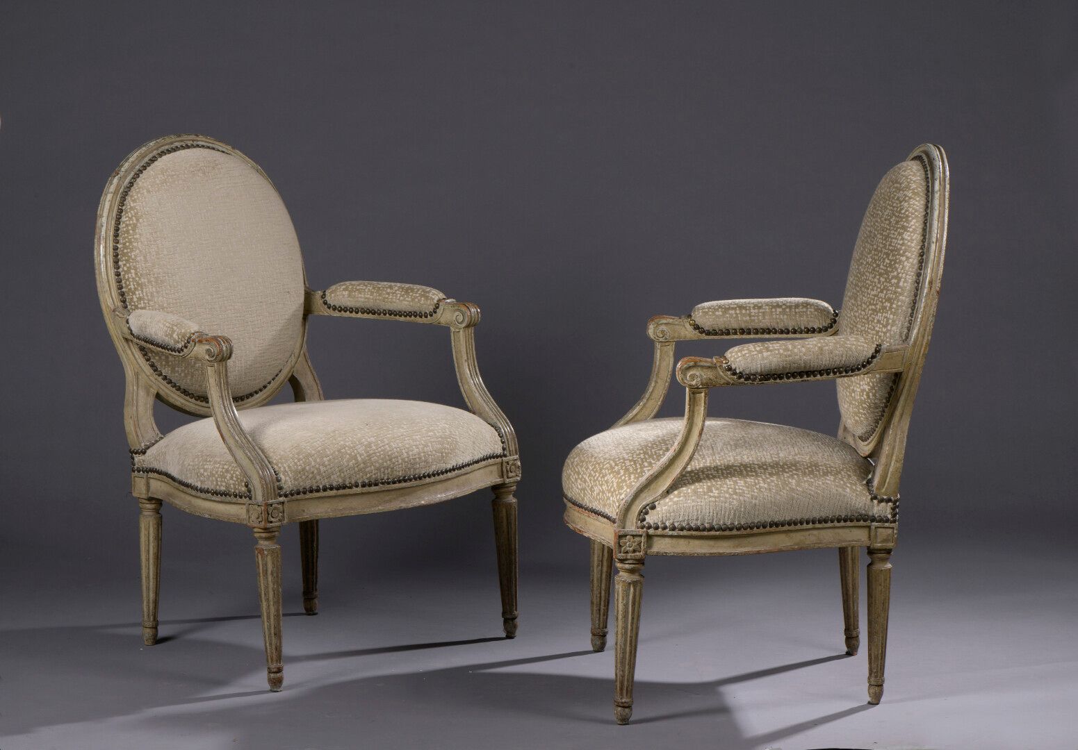 Null 一对模塑、雕刻和涂漆的木制扶手椅，印有N.路易十六时期的布兰查德

有奖章的背面，它们站在锥形和凹槽腿上。

H.90 W. 62 D. 52 cm
&hellip;