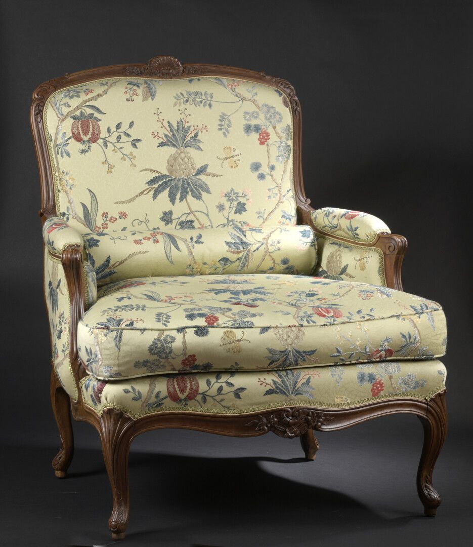 Null 路易十五风格的模制和雕刻的胡桃木扶手椅

它有一个平坦的背部，靠在以叶子为结尾的凸形腿上。

用贝壳、花和叶子作装饰。

H.97 W. 80 D. &hellip;
