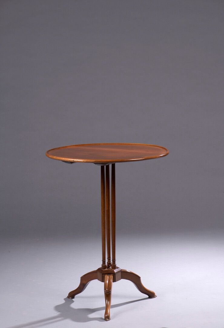 Null 路易十六时期的桃花心木和桃花心木贴面基座桌，盖有J. Canabas的印章

碗状的顶部放置在三个细长的环形柱子上，三足鼎立的底座上有滑轮。

H.7&hellip;